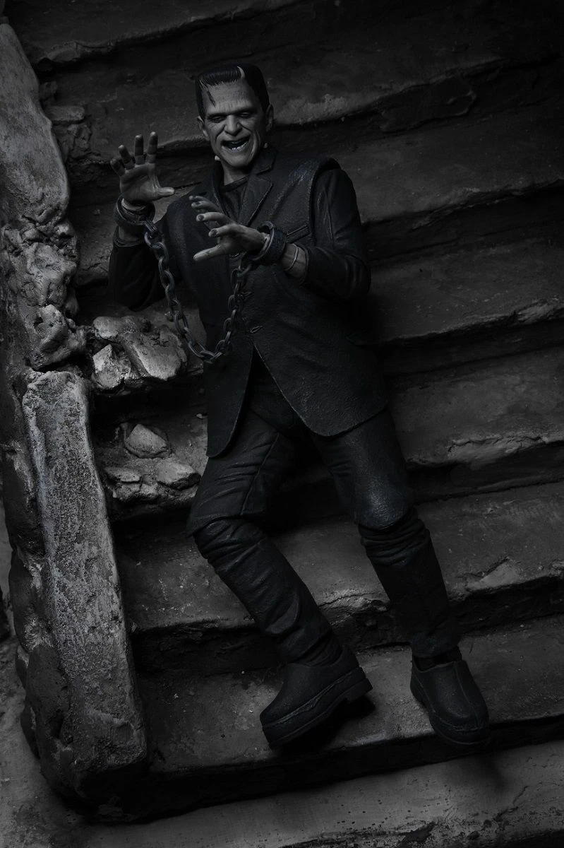 NECA Frankensteins Monster - Ultimate Monster Actionfigur (schwarz/weiß) 15 NECA Frankensteins Monster - Ultimate Monster Actionfigur (schwarz/weiß) – Bild 13