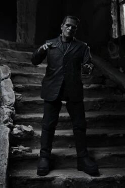 NECA Frankensteins Monster - Ultimate Monster Actionfigur (schwarz/weiß) 20 NECA Frankensteins Monster - Ultimate Monster Actionfigur (schwarz/weiß) -Hochwertiger Spielzeugladen 048052