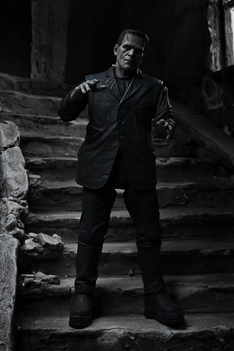 NECA Frankensteins Monster - Ultimate Monster Actionfigur (schwarz/weiß) 5 NECA Frankensteins Monster - Ultimate Monster Actionfigur (schwarz/weiß) – Bild 3