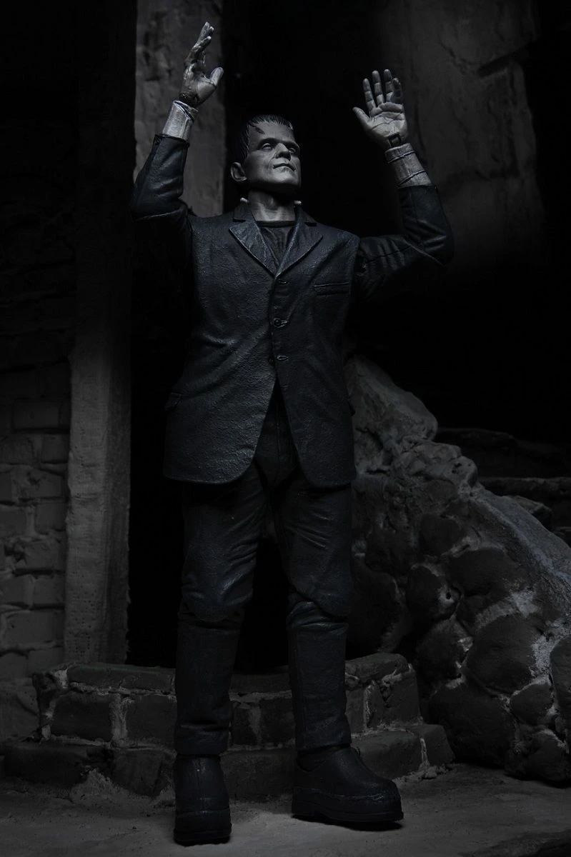 NECA Frankensteins Monster - Ultimate Monster Actionfigur (schwarz/weiß) 8 NECA Frankensteins Monster - Ultimate Monster Actionfigur (schwarz/weiß) – Bild 6