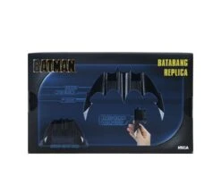 NECA Batman (1989) - Batarang Replica -Hochwertiger Spielzeugladen batarang pkg4